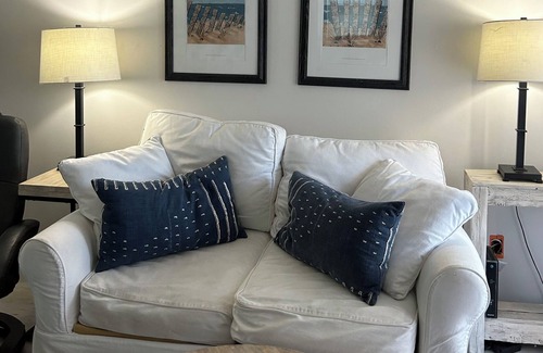 Boardwalk Cottage | Turtle Tracks Tiny House One bed one bath one block to beach. Quiet and private