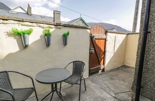 Rhiwbryfdir Cottage | TURTWIG COTTAGE, pet friendly, with open fire in Blaenau Ffestiniog