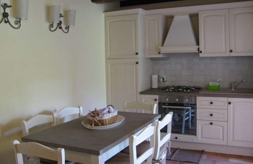 Gello Biscardo House | Tuscany: Apartment with swimming-pool and restaurant in medieval village of Gello Biscardo, between Arezzo and Florence.
