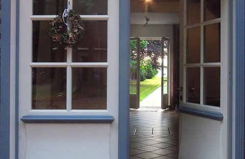 Aschhauserfeld Apartment | "Tuschenahner Huus" - holiday home with jetty, shower and bath, WC