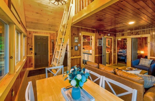 Northeast Somerset Cabin | Twilight - Cabin 5 · Lawrence's Lakeside Cabins | 'Twilight' Waterfront