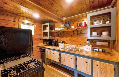 Northeast Somerset Cabin | Twilight - Cabin 5 · Lawrence's Lakeside Cabins | 'Twilight' Waterfront