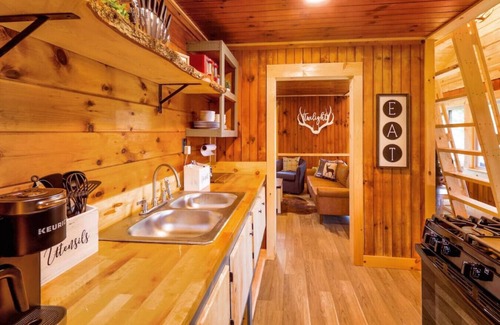 Northeast Somerset Cabin | Twilight - Cabin 5 · Lawrence's Lakeside Cabins | 'Twilight' Waterfront