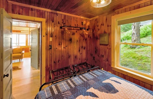 Northeast Somerset Cabin | Twilight - Cabin 5 · Lawrence's Lakeside Cabins | 'Twilight' Waterfront