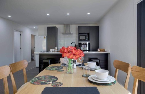 Lynmore House | Twin Camellias | Modern Lynmore Getaway