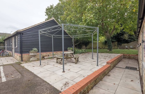 Cambridge Apartment | TWIN Deluxe Disabled Access and Wet Room with Courtyard View - Newton