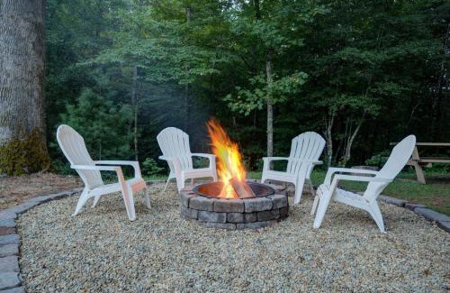 Bryson City Villa | Twin Oaks Cabin