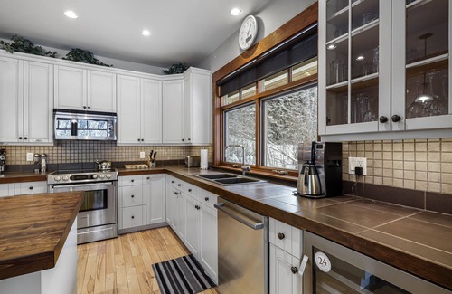 Sun Peaks Ski Chalet | Twin Oaks Chalet: 4BR Ski-In Chalet in Sun Peaks Resort w/Private Hot Tub