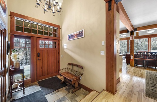 Sun Peaks Ski Chalet | Twin Oaks Chalet: 4BR Ski-In Chalet in Sun Peaks Resort w/Private Hot Tub