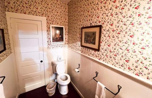 White Mills Bed & Breakfast | Twin Oaks Near Lake Wallenpaupack Historic Home