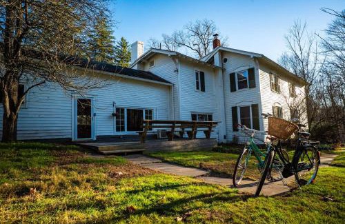 White Mills Bed & Breakfast | Twin Oaks Near Lake Wallenpaupack Historic Home