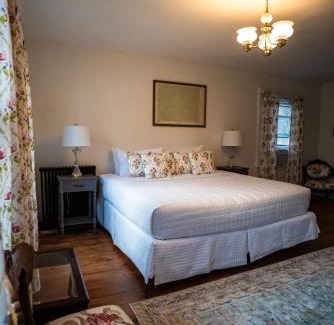 White Mills Bed & Breakfast | Twin Oaks Near Lake Wallenpaupack Historic Home
