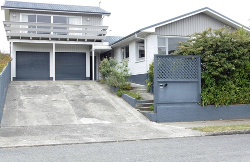 Waikanae House | Twin Palms - Free cleaning,wifi and breakfast, linen and goody basket