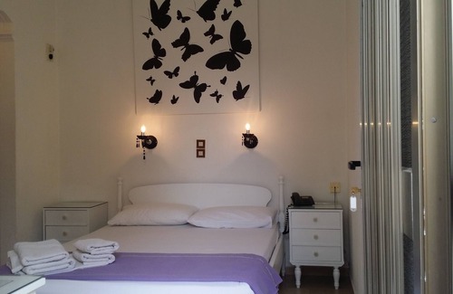 Agia Marina Bed & Breakfast | Twin Room in front of Agia Marina beach