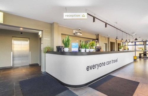 Suedvorstadt House | Twin Room, Shower, Toilet - a & o Dresden Hauptbahnhof