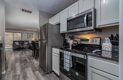 Branson Condo | Twin Trails-No Stairs! Sleeps 16! Updated and ideal for families- Close to Strip