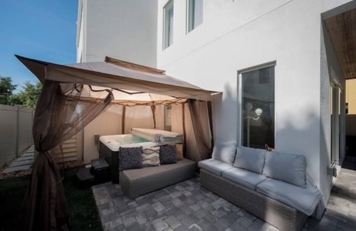 Gillespie Park House | Twin Villas for Groups near Downtown SRQ