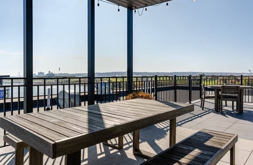 Bayonne Apartment | Twinzies - 20 Mins EWR/NYC - 2 BR Apt @ Waterview