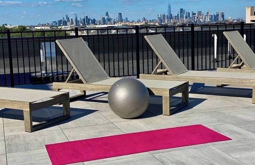 Bayonne Apartment | Twinzies - 20 Mins EWR/NYC - 2 BR Apt @ Waterview