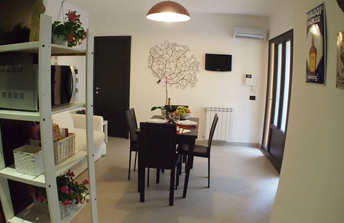 Aurelio Apartment | Two apartments for groups or families up to 9 In St. Peter area, courtyard