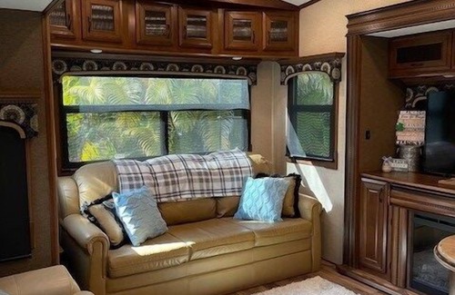 River Ranch RV Rental | Two bath fully stocked RV with free golf cart