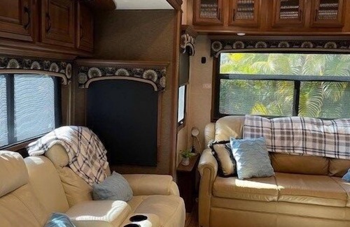 River Ranch RV Rental | Two bath fully stocked RV with free golf cart