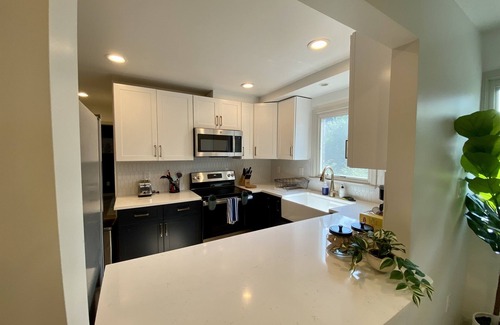 Cherrydale Apartment | Two bed Apt in Arlington l King Bed | Free parking