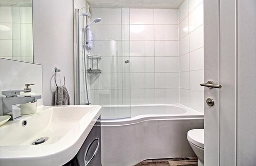 Chelmsford Apartment | Two Bed Central Chelmsford Flat with Parking