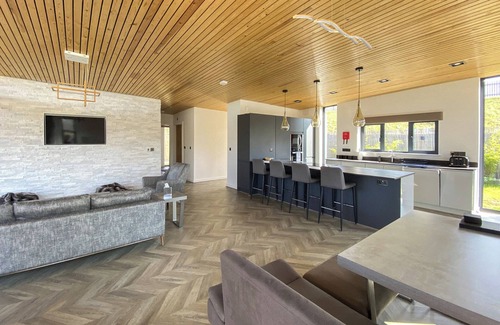 Newark upon Trent Ski Chalet | Two bed lodge with one king-size bed and one twin (King by arrangement).