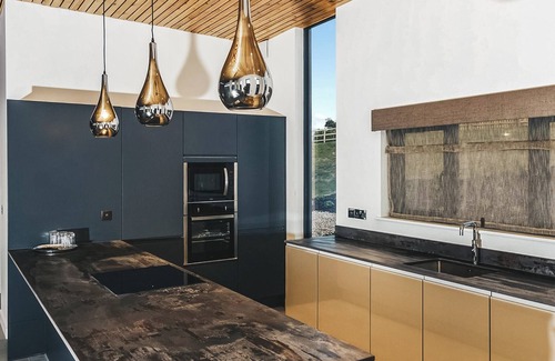Newark upon Trent Ski Chalet | Two bed lodge with one king-size bed and one twin (King by arrangement).