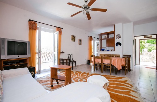 Bobovisca Apartment | Two bedroom apartment with balcony and sea view Bobovišća na Moru, Brač (A-11901-a)