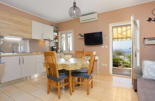 Businci Apartment | Two bedroom apartment near beach Rastići, Čiovo (A-5234-c)