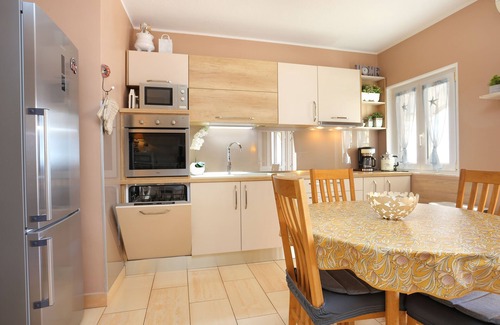Businci Apartment | Two bedroom apartment near beach Rastići, Čiovo (A-5234-c)