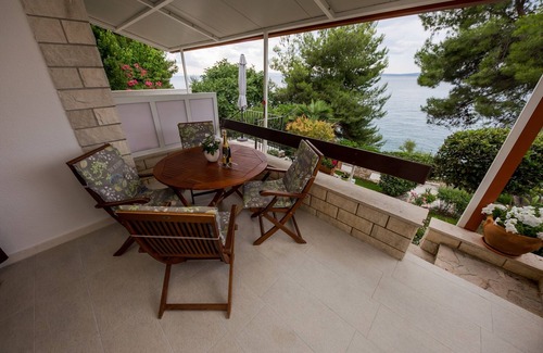 Businci Apartment | Two bedroom apartment near beach Rastići, Čiovo (A-9470-a)
