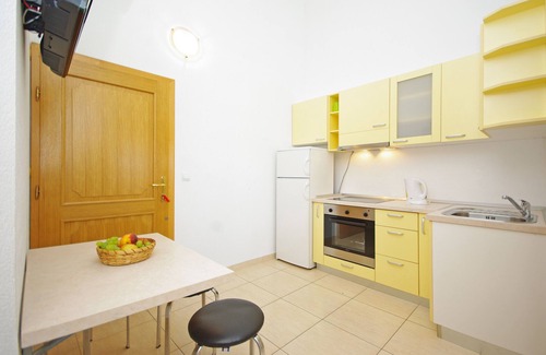 Bratus Apartment | Two bedroom apartment with balcony and sea view Krvavica, Makarska (A-18911-c)