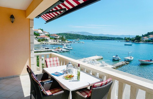 Lumbarda Apartment | Two bedroom apartment near beach Lumbarda, Korčula (A-9325-a)