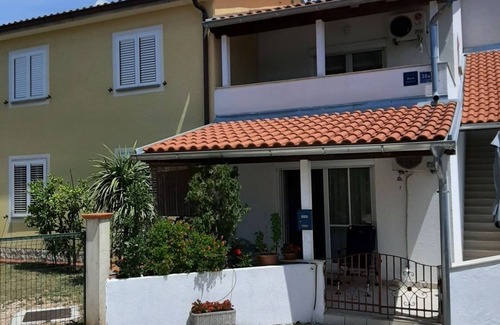 Cizici Apartment | Two bedroom apartment with terrace and sea view Čižići, Krk (A-15415-b)
