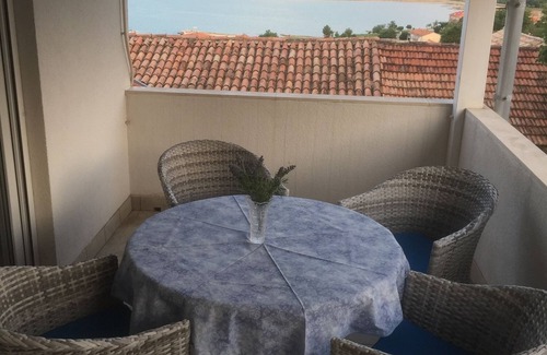 Cizici Apartment | Two bedroom apartment with terrace and sea view Čižići, Krk (A-15415-b)