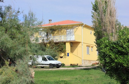Dinjiska Apartment | Two bedroom apartment near beach Dinjiška, Pag (A-9386-a)