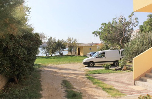 Dinjiska Apartment | Two bedroom apartment near beach Dinjiška, Pag (A-9386-a)