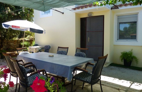Mali Iz Apartment | Two bedroom apartment with terrace and sea view Mali Iž, Iž (A-16535-a)