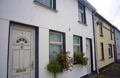 Callan Apartment | Two Bedroom Apartment in Heart of Historic Town - stone's throw to all amenities