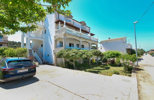 Tkon Apartment | Two bedroom apartment near beach Tkon, Pašman (A-336-c)