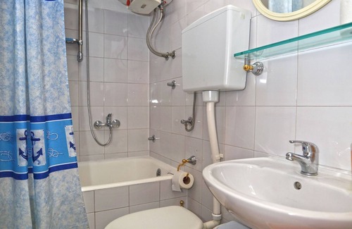 Zarace Apartment | Two bedroom apartment near beach Cove Zaraće, Hvar (A-8778-a)