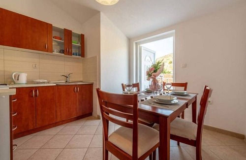 Grebastica Apartment | Two bedroom apartment with terrace and sea view Grebaštica, Šibenik (A-11572-b)