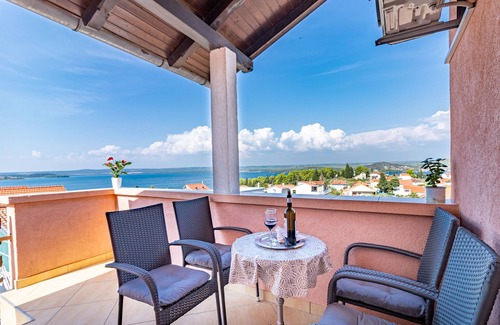 Bilice Apartment | Two bedroom apartment with balcony and sea view Bilice, Krka (A-13545-a)