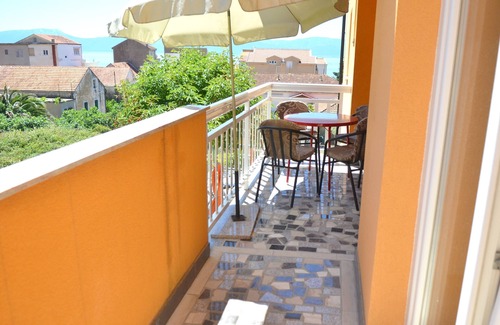 Gradac Apartment | Two bedroom apartment with balcony and sea view Gradac, Makarska (A-13681-f)