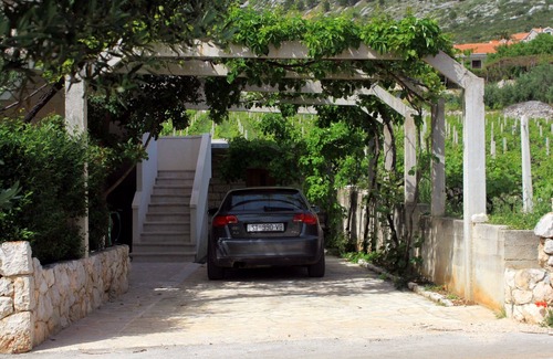 Ivan Dolac Apartment | Two bedroom apartment with terrace and sea view Ivan Dolac, Hvar (A-592-a)