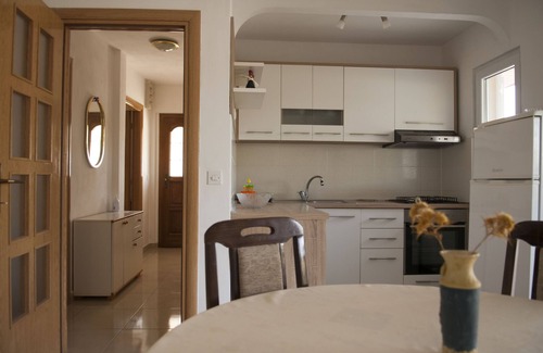 Municipality of Kali Apartment | Two bedroom apartment with terrace and sea view Cove Mala Lamjana, Ugljan (A-8449-a)