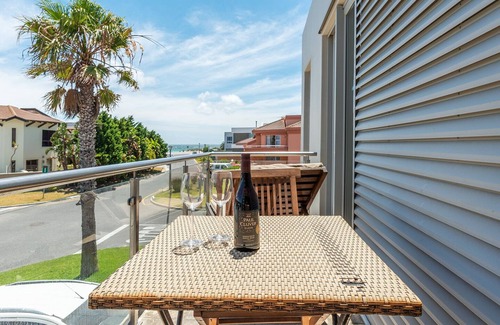 Sunset Beach House | Two bedroom apartment with Table Mountain and sea view